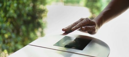 Carte d'accès au dessus d'un contrôle d'accès